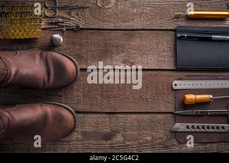 Ledertasche. Arbeit Handwerker in einer Werkstatt. Draufsicht Stockfoto