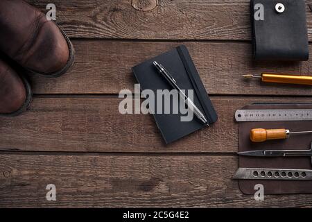 Ledertasche. Arbeit Handwerker in einer Werkstatt. Draufsicht Stockfoto