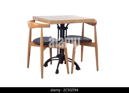 Moderner Tisch mit Stahlbein und Stuhl mit Stoffkissen isoliert auf weißem Hintergrund, Arbeit mit Clipping-Pfad. Stockfoto