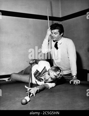 13. Aug. 1954 - London, England, Vereinigtes Königreich - Schauspieler ROGER MOORE und seine zweite Frau Popsängerin DOROTHY SQUIRES Shooting Pool. (Bild: © Keystone Press Agency/Keystone USA via ZUMAPRESS.com) Stockfoto