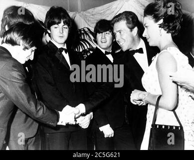 30. Juli 1965 - London, England, Vereinigtes Königreich - H.R.H. PRINZESSIN MARGARET, rechts, begleitet von ihrem Mann Lord SNOWDON, zweiter von rechts, bei der Weltpremiere DES BEATLES-neuen Films 'Help', der im Londoner Pavillon stattfand. Lord Snowdon schüttelt sich die Hände mit RINGO STARR, Left, als die Prinzessin, PAUL McCartney, Second from Left, JOHN LENNON, Center, und die Beatles bei der Vorführung des Films zusammentreffen. (Bild: © Keystone Press Agency/Keystone USA via ZUMAPRESS.com) Stockfoto