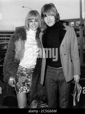 3. Dezember 1966 - London, England, U.K. - Rolling Stones Gitarrist BRIAN JONES mit Freundin ANITA PALLENBERG am Flughafen Heathrow. (Bild: © Keystone Press Agency/Keystone USA via ZUMAPRESS.com) Stockfoto