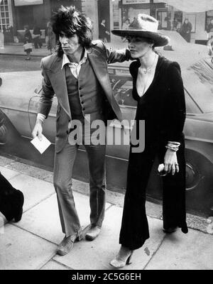 24. Oktober 1973 - London, England, Vereinigtes Königreich - KEITH RICHARDS, der Gitarrist der berühmten britischen Rockgruppe The Rolling Stones, und seine Freundin ANITA PALLENBERG auf dem Weg zum Gericht, nachdem beide wegen Drogendelikten bestraft worden waren. (Bild: © Keystone Press Agency/Keystone USA via ZUMAPRESS.com) Stockfoto