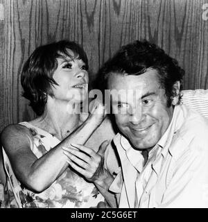 Apr 19, 1976 - New York, NY, USA - Schauspielerin SHIRLEY MACLAINE, links, mit dem tschechoslowakischen US-Filmemacher und Schauspieler MILOS FORMAN. (Bild: © Keystone Press Agency/Keystone USA via ZUMAPRESS.com) Stockfoto