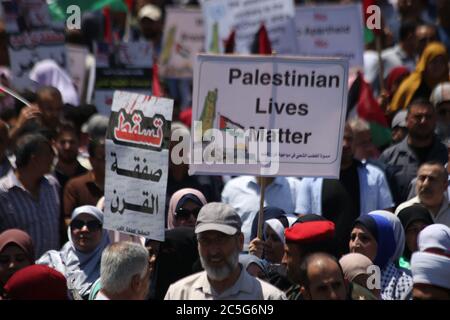 Gaza, Palästina. Juli 2020. Demonstranten hielten Plakate während der Demonstration in Gaza am 1. Juli 2020. Palästinenser nehmen an einem marsch Teil, der einen "Tag der Wut" fordert, um gegen Israels Plan zu protestieren, Teile des von Israel besetzten Westjordanlandes in Gaza-Stadt zu annektieren. (Foto von Yousef Masoud/INA Photo Agency/Sipa USA) Quelle: SIPA USA/Alamy Live News Stockfoto