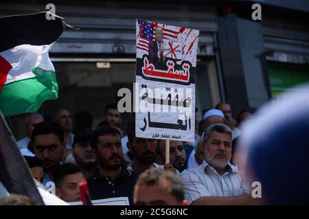 Gaza, Palästina. Juli 2020. Demonstranten hielten Plakate während der Demonstration in Gaza am 1. Juli 2020. Palästinenser nehmen an einem marsch Teil, der einen "Tag der Wut" fordert, um gegen Israels Plan zu protestieren, Teile des von Israel besetzten Westjordanlandes in Gaza-Stadt zu annektieren. (Foto von Yousef Masoud/INA Photo Agency/Sipa USA) Quelle: SIPA USA/Alamy Live News Stockfoto