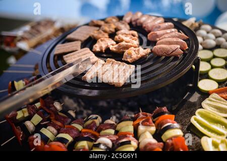 Der Koch grillt Fleisch und Gemüse im Hinterhof Stockfoto