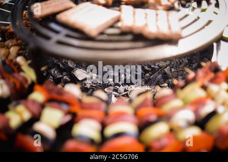 Der Koch grillt Fleisch und Gemüse im Hinterhof Stockfoto