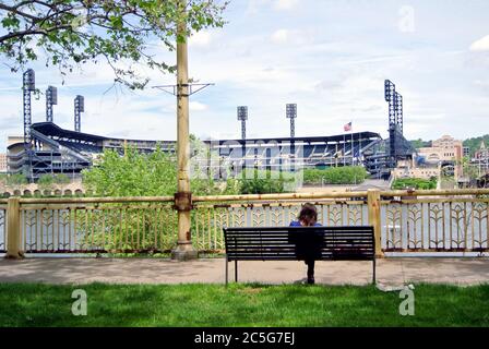 Blick auf die historische 6. Straße roberto clemente Brücke in pittsburgh Stockfoto