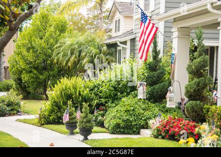 Eine amerikanische Flagge, die an der Stützsäule einer Veranda hängt, Mission Viejo, Kalifornien. Stockfoto