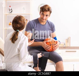 Der stattliche Basketballspieler besuchen Ärztin traumatologist Stockfoto