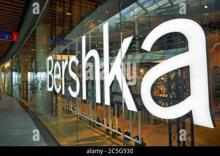 MOSKAU, RUSSLAND - 14. SEPTEMBER 2019: Bershka-Schaufenster im Einkaufszentrum Salaris in Moskau. Stockfoto