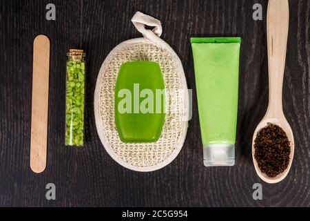 Seifen, Badesalz, Maske auf Holztisch Hintergrund. Spa Stockfoto