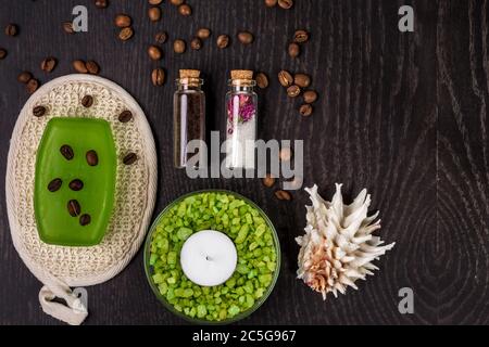 Seifen, Badesalz, Maske auf Holztisch Hintergrund. Spa Stockfoto