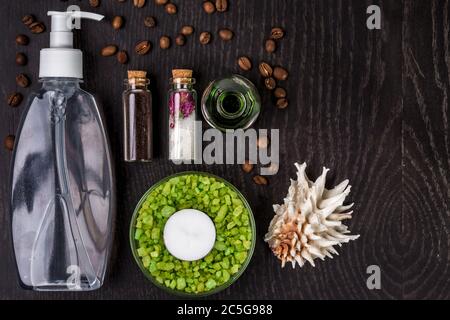 Seifen, Badesalz, Maske auf Holztisch Hintergrund. Spa Stockfoto