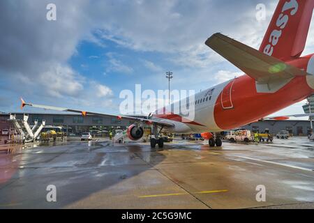 BERLIN, DEUTSCHLAND - CIRCA SEPTEMBER 2019: EasyJet Airbus A320-214 auf Asphalt am Flughafen Berlin-Tegel "Otto Lilienthal", dem wichtigsten internationalen Flughafen Stockfoto