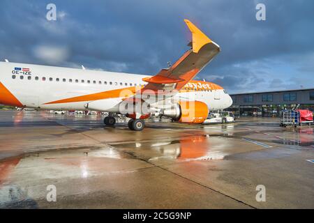 BERLIN, DEUTSCHLAND - CIRCA SEPTEMBER 2019: EasyJet Airbus A320-214 auf Asphalt am Flughafen Berlin-Tegel "Otto Lilienthal", dem wichtigsten internationalen Flughafen Stockfoto