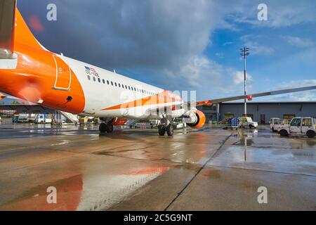 BERLIN, DEUTSCHLAND - CIRCA SEPTEMBER 2019: EasyJet Airbus A320-214 auf Asphalt am Flughafen Berlin-Tegel "Otto Lilienthal", dem wichtigsten internationalen Flughafen Stockfoto