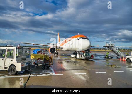 BERLIN, DEUTSCHLAND - CIRCA SEPTEMBER 2019: EasyJet Airbus A320-214 auf Asphalt am Flughafen Berlin-Tegel "Otto Lilienthal", dem wichtigsten internationalen Flughafen Stockfoto