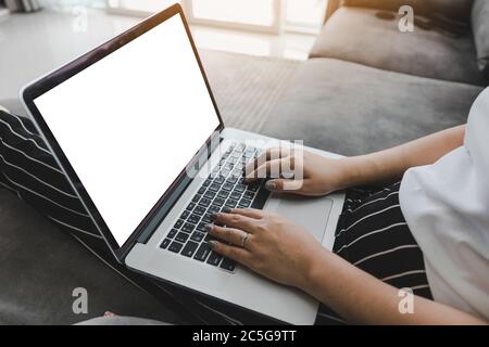 CHIANG MAI, THAILAND - 31. März 2018 : Frau sitzend Sofa mit Laptop und beobachten Netflix Website. Stockfoto