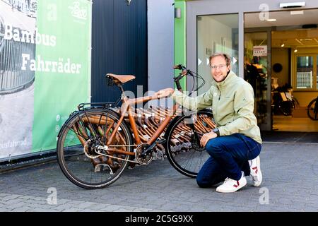 Kiel, Deutschland. Juni 2020. Firmengrnder Jonas Stolzke fhrt mit einem  Bambusrad. Seit 2012 existiert die Kieler Firma 'My Boo' (dpa  'Transportmittel der Stunde: Der Andrang fr Fahrradgeschfte hrt nie  auf') Quelle: Frank