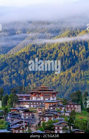 Gangtey Goemba (Gangtey Kloster) erhebt sich über dem Dorf Gangtey Stockfoto