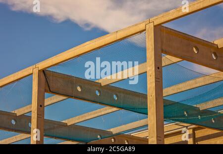 Baustelle mit Betonfertigteilen, Balken und Wänden Stockfoto