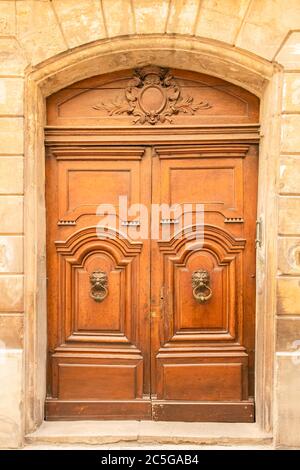 Avignon, eine alte Holztür, typisches Gebäude im Süden Frankreichs Stockfoto