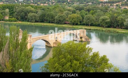 Avignon, die berühmte Brücke Saint-Bénézet, benannt als « pont d’Avignon » Stockfoto