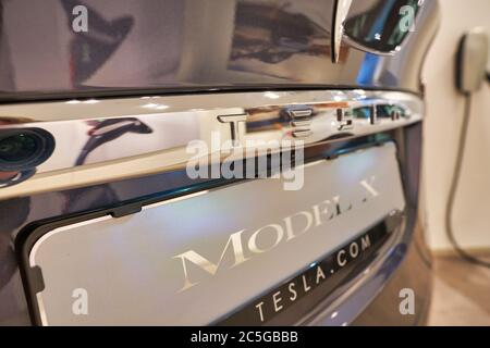 BERLIN, DEUTSCHLAND - CIRCA SEPTEMBER 2019: Nahaufnahme des Model X im Tesla Showroom in der Mall of Berlin. Stockfoto