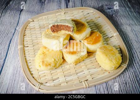 Bakpia Pathok sind kleine, runde, chinesisch beeinflusste indonesische Süßbrötchen (Bakpia), die normalerweise mit Mungbohnen gefüllt sind, aber kürzlich in o gekommen sind Stockfoto