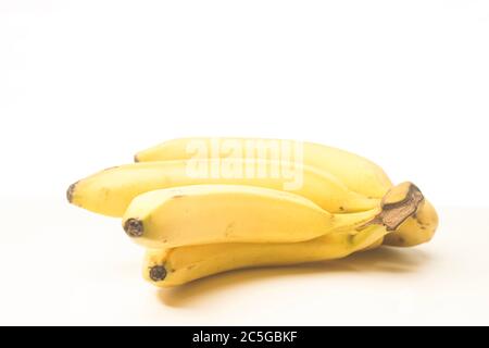 Gelbe frische Banane isoliert gegen weiße, selektive Fokussierung Stockfoto