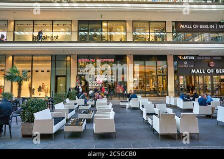 BERLIN, DEUTSCHLAND - CA. SEPTEMBER 2019: Mall of Berlin bei Tag. Stockfoto