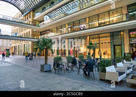 BERLIN, DEUTSCHLAND - CA. SEPTEMBER 2019: Mall of Berlin bei Tag. Stockfoto