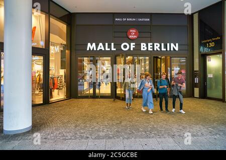 BERLIN, DEUTSCHLAND - CIRCA SEPTEMBER 2019: Eingang zur Mall of Berlin. Stockfoto