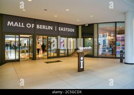 BERLIN, DEUTSCHLAND - CIRCA SEPTEMBER 2019: Eingang zur Mall of Berlin. Stockfoto