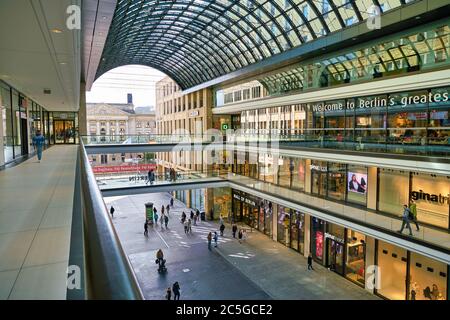 BERLIN, DEUTSCHLAND - CA. SEPTEMBER 2019: Mall of Berlin bei Tag. Stockfoto