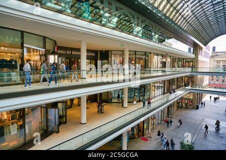 BERLIN, DEUTSCHLAND - CA. SEPTEMBER 2019: Mall of Berlin bei Tag. Stockfoto