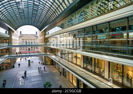 BERLIN, DEUTSCHLAND - CA. SEPTEMBER 2019: Mall of Berlin bei Tag. Stockfoto