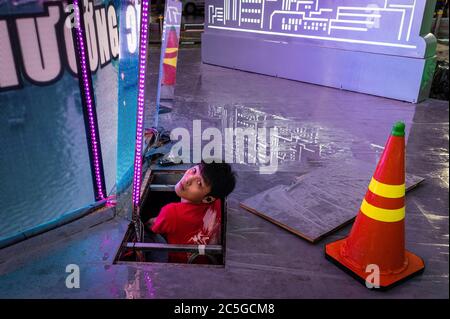 Tun elektrische Arbeiten auf Nguyễn Huệ Walking Street Walking Street, Ho Chi Minh City, Vietnam Stockfoto
