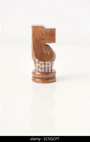 Schachfiguren aus Holz isoliert gegen Weiß Stockfoto