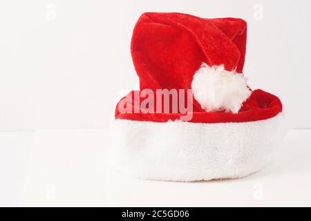 Weihnachtsmann Hut isoliert gegen weiß Stockfoto