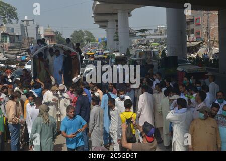 Lahore, Pakistan. Juli 2020. Pakistanische Anhänger des ehemaligen Premierministers Nawaz Sharif von Pakistan Muslim League-Nawaz (PML-N) rufen Slogans während eines Protestes gegen die hohen Preise für Treibstoffprodukte durch die Regierung in Lahore. Die Regierung am 26. Juni erhöhte die Preise für alle Erdölprodukte um bis zu fast 26 Rupien, um die Auswirkungen der steigenden internationalen Preise mit den Verbrauchern zu teilen. (Foto von Rana Sajid Hussain/Pacific Press) Quelle: Pacific Press Agency/Alamy Live News Stockfoto