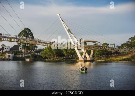 Die Darul Hana Brücke in Kuching Waterfront, Sarawak, Malaysia Stockfoto