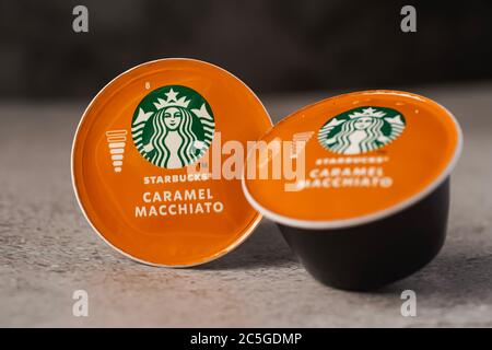 Illustrative redaktionelle Aufnahme von Starbucks Caramel Macchiato Kaffeekapseln Stockfoto