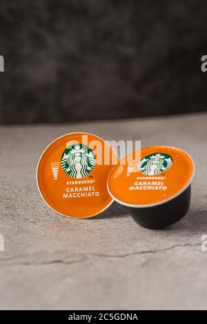 Illustrative redaktionelle Aufnahme von Starbucks Caramel Macchiato Kaffeekapseln Stockfoto