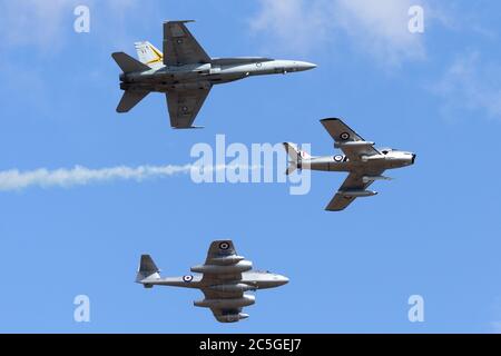 Ehemalige Royal Australian Air Force Commonwealth Aircraft Corporation CA-27 Sabre (F-86 Sabre) Düsenflugzeuge, die einen Gloster Meteor und eine RAAF F/A-18 führen Stockfoto