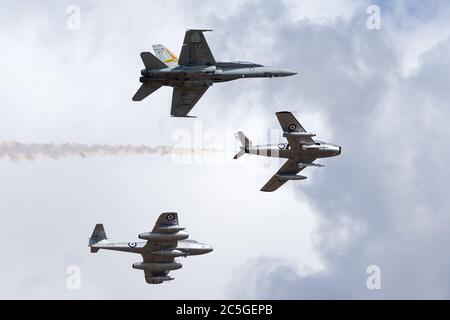 Ehemalige Royal Australian Air Force Commonwealth Aircraft Corporation CA-27 Sabre (F-86 Sabre) Düsenflugzeuge, die einen Gloster Meteor und eine RAAF F/A-18 führen Stockfoto