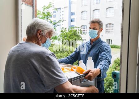 Lebensmittel Einkaufen Hilfe Für Ältere Und Senior Stockfoto