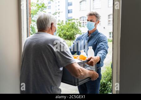 Lebensmittel Einkaufen Hilfe Für Ältere Und Senior Stockfoto